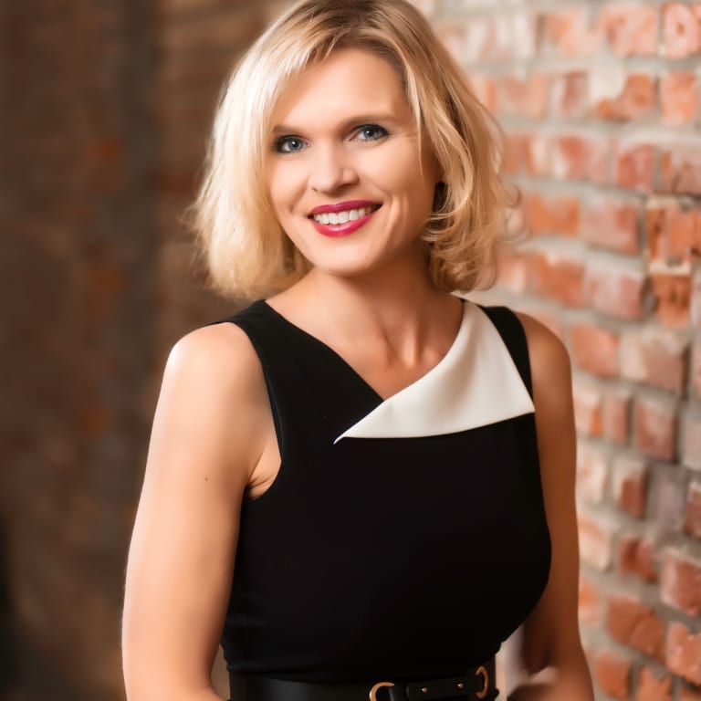 About me inception-app-prod/MmY5M2U1OGEtMGFhMS00OGJkLWEyMDAtZmRlYWNkNmM2YmQx/logo/2018/08/Elisabeth Lugar Fishers Realtor CU 2 %281%29.jpg