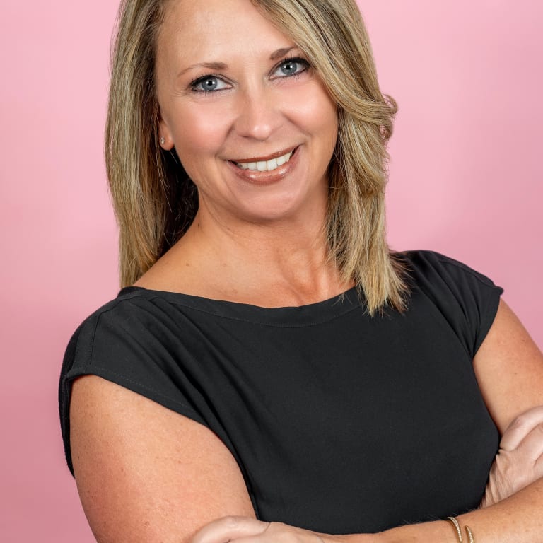 Sarah Everett, Licensed Real Estate Salesperson, REALTOR® inception-app-prod/ZjU2MGE3ZmQtNjlmMS00ZTRiLWEwYmQtNzBmMWM3MzMzNWYz/content/2021/07/Headshot - Lifestyle - Sarah Everett-6_pp.jpg