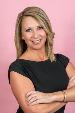 Sarah Everett, Licensed Real Estate Salesperson, REALTOR® inception-app-prod/ZjU2MGE3ZmQtNjlmMS00ZTRiLWEwYmQtNzBmMWM3MzMzNWYz/content/2021/07/Headshot - Lifestyle - Sarah Everett-6_pp.jpg