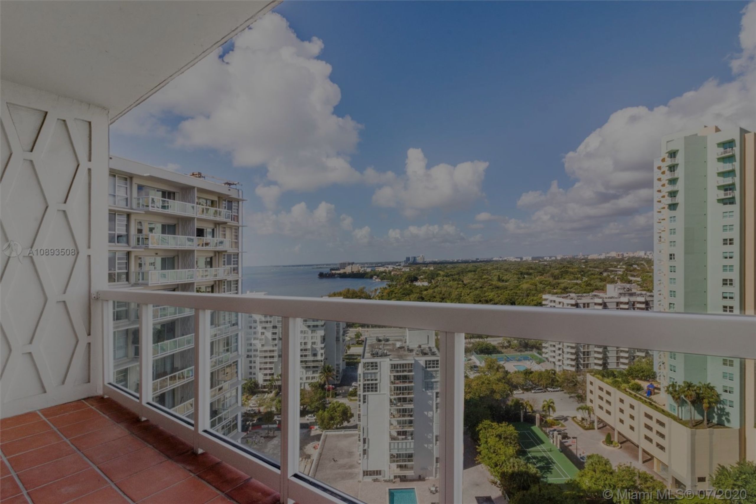 Beautiful partial water and city views from the large balcony of this charming 1 Bedroom, 1 Bathroom condo located at Brickell Townhouse.