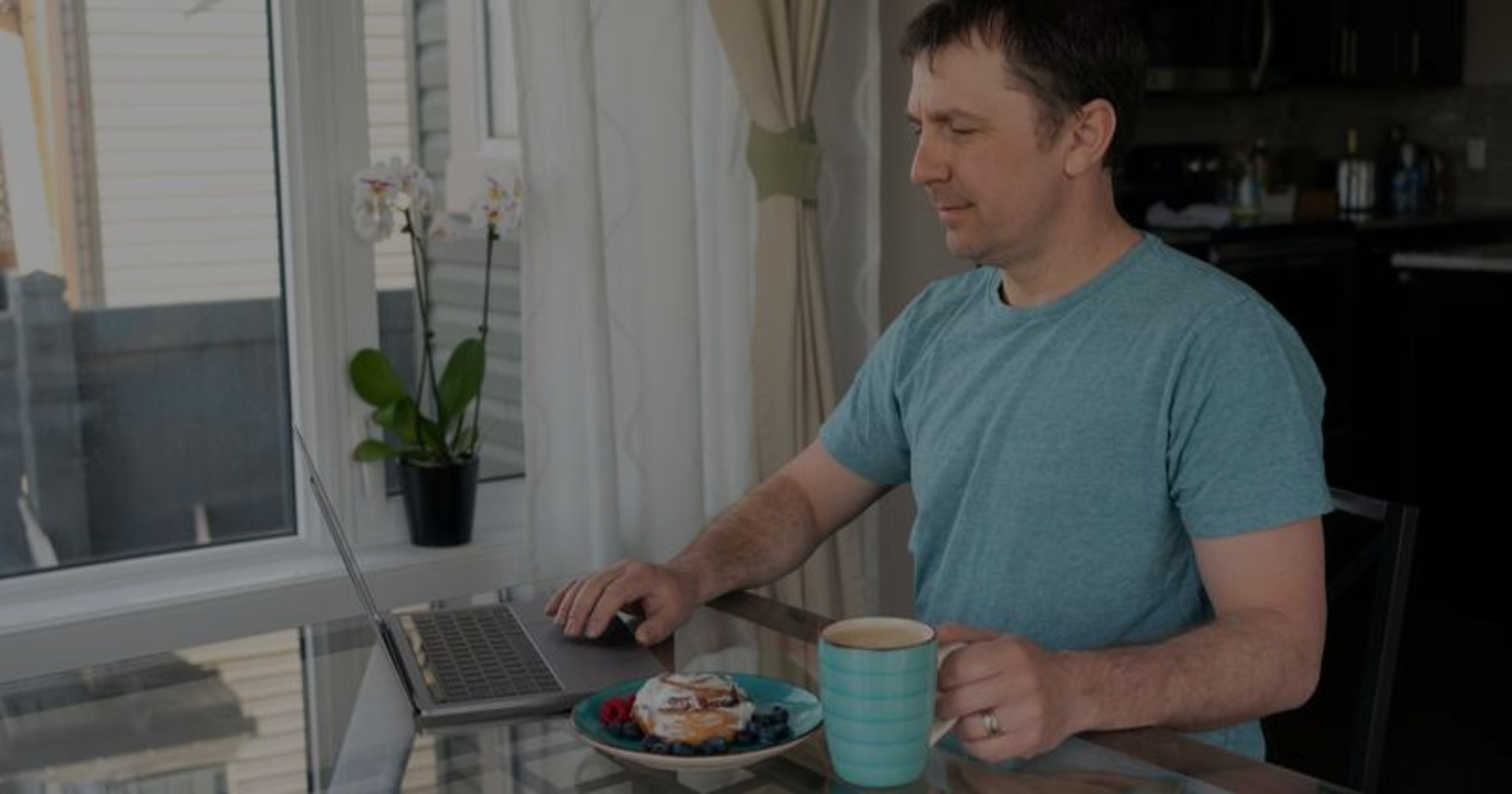7 WAYS TO PROTECT YOURSELF ONLINE