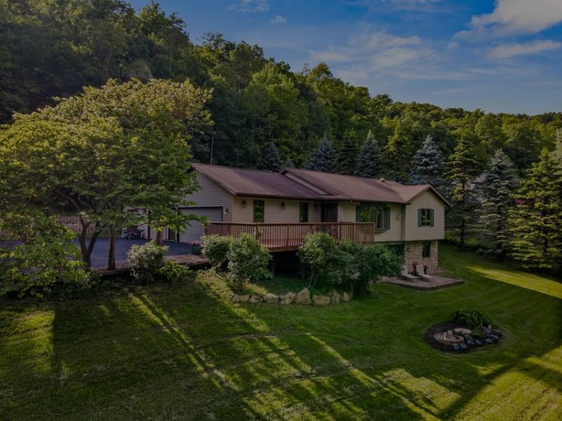 Country Living Minutes from La Crosse