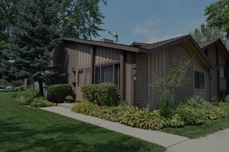 New Listing in Roselle – Split Level Townhome!