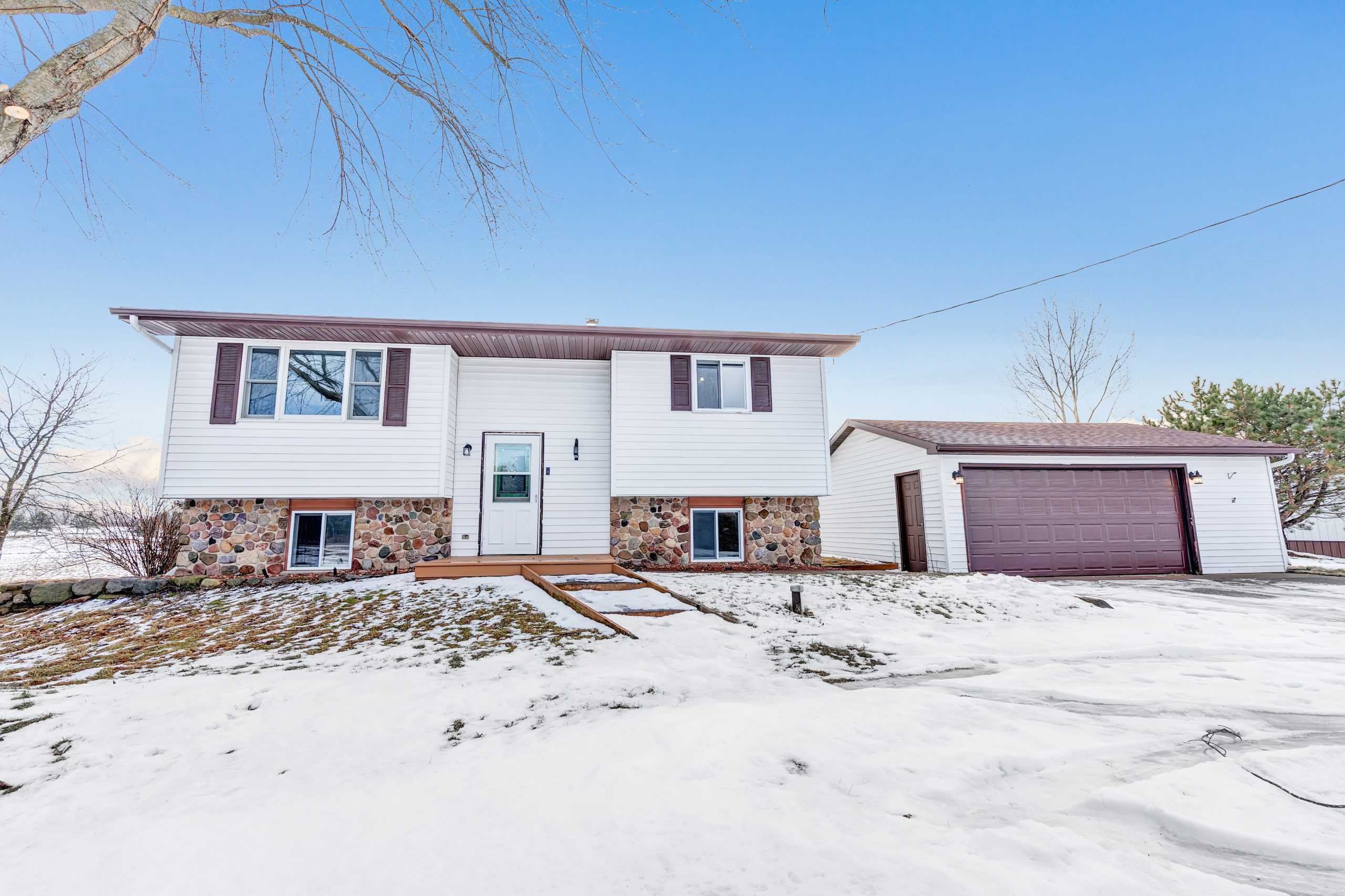 E3249 Bags Hill Rd, Waupaca, WI 54981