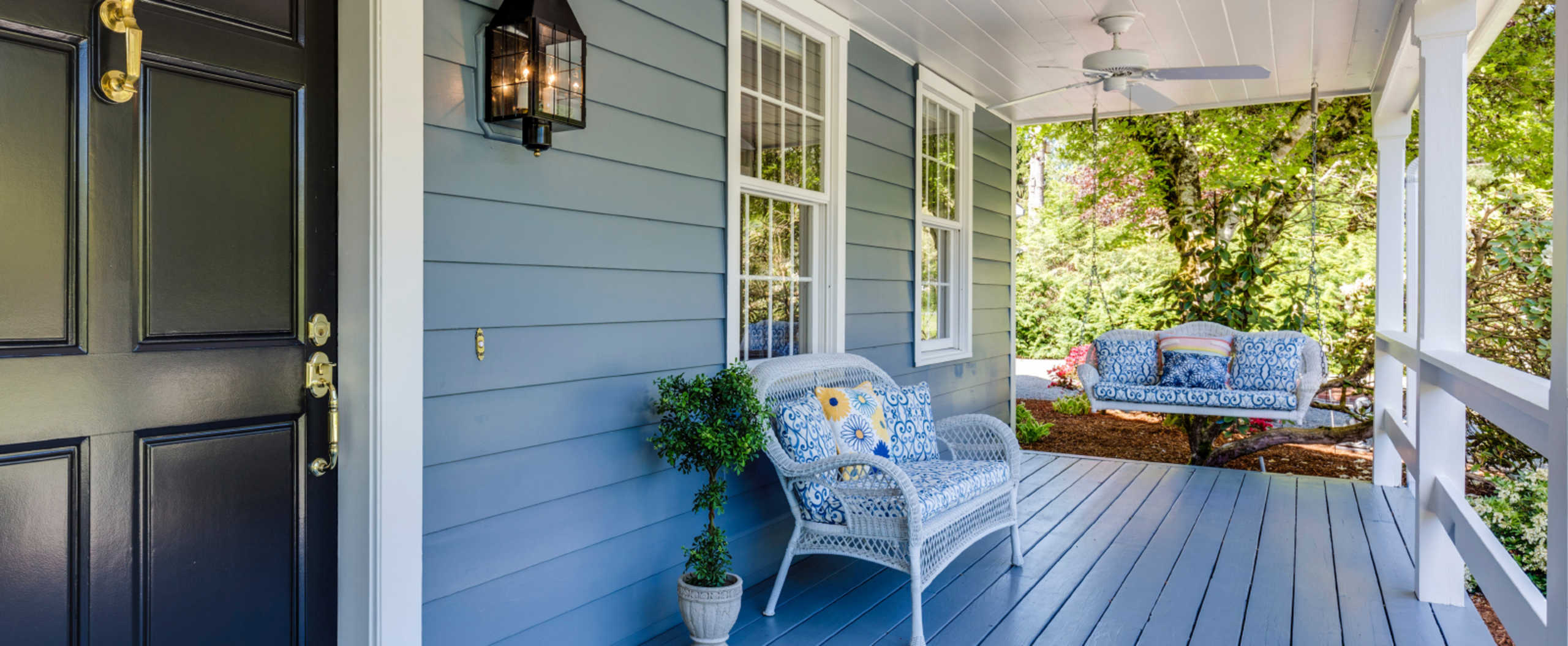 Enjoy beauitful nights relaxing on this front porch