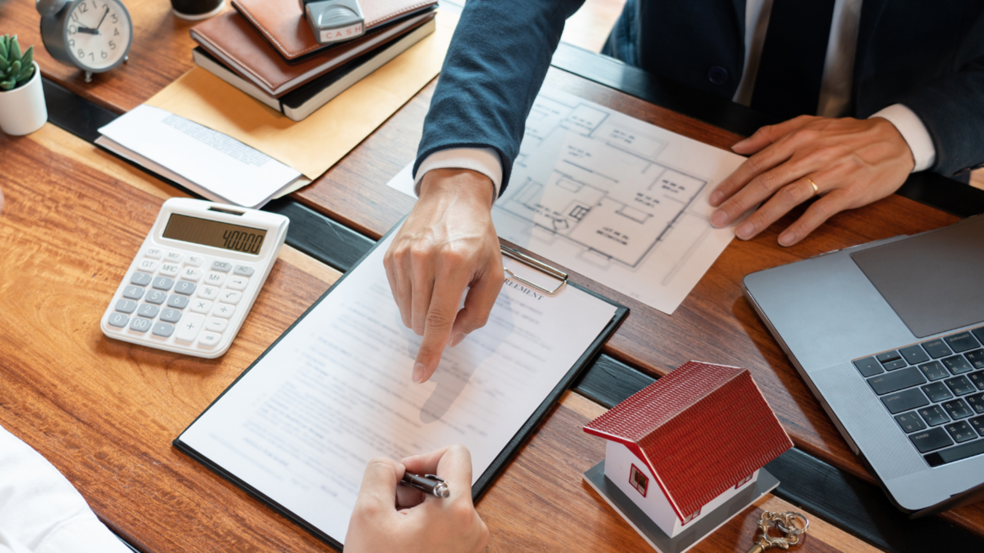 How to Sell a Home During the Holidays (And Actually Win)