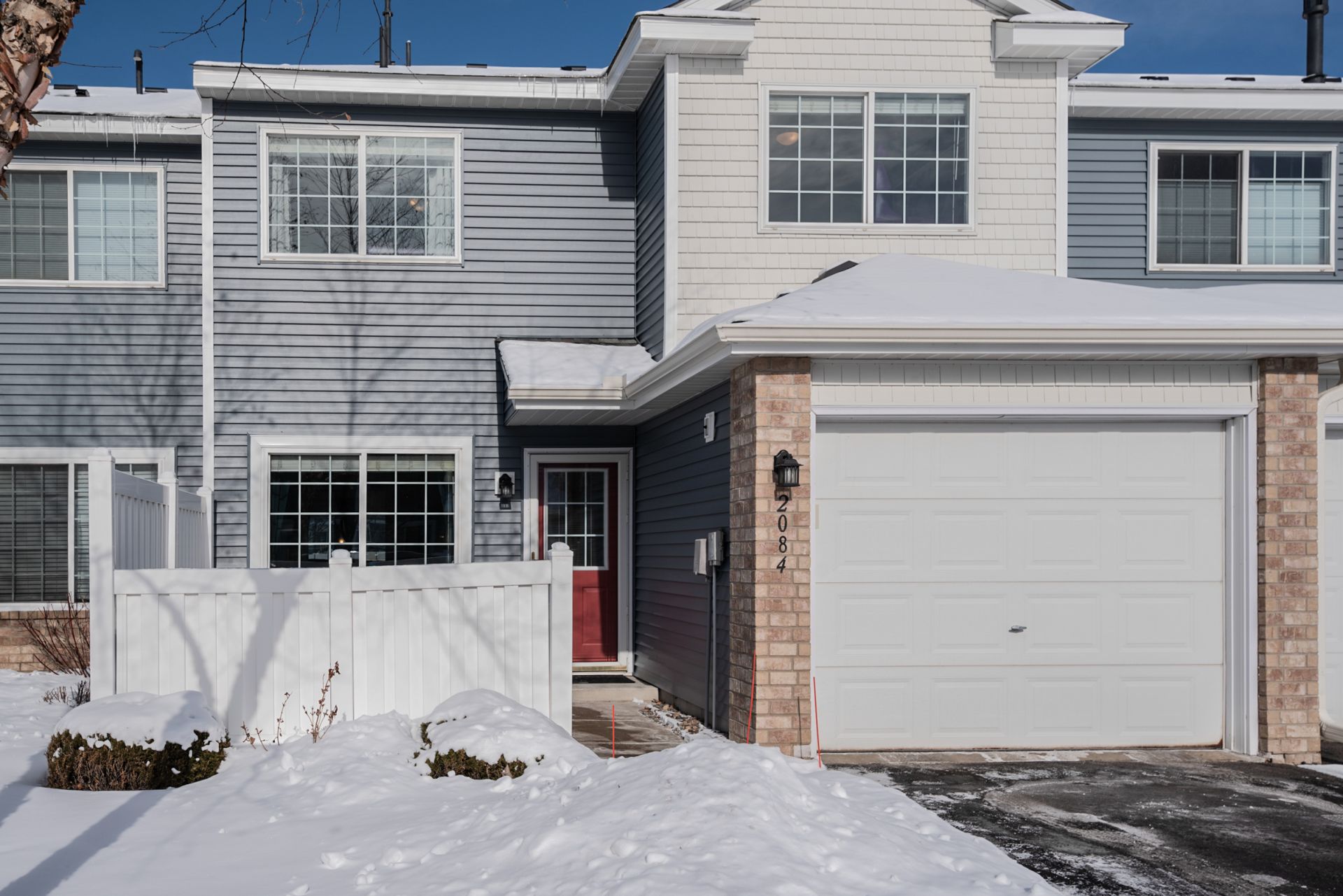 New on Market – Updated Oakdale Townhome