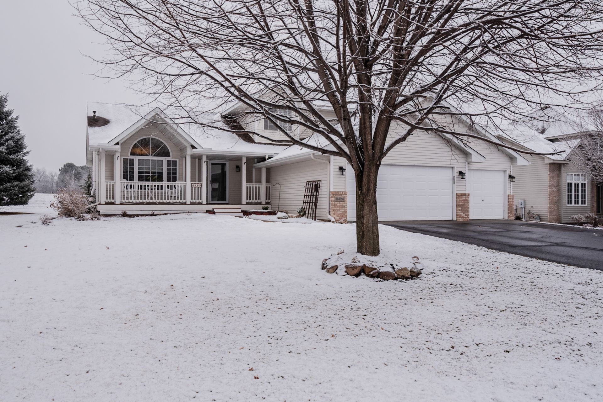 NEW ON MARKET TODAY! Woodbury Modified Two Story