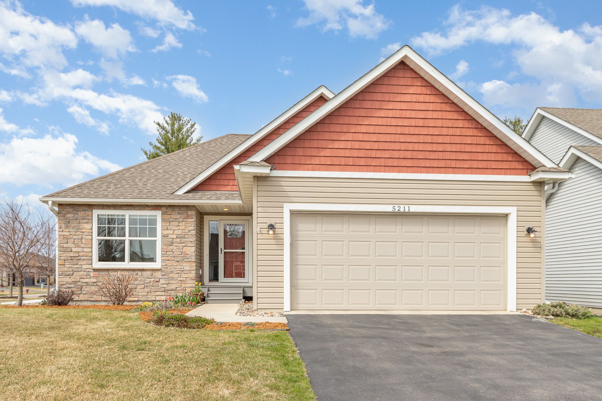 New on Market in Woodbury – Detached Townhome