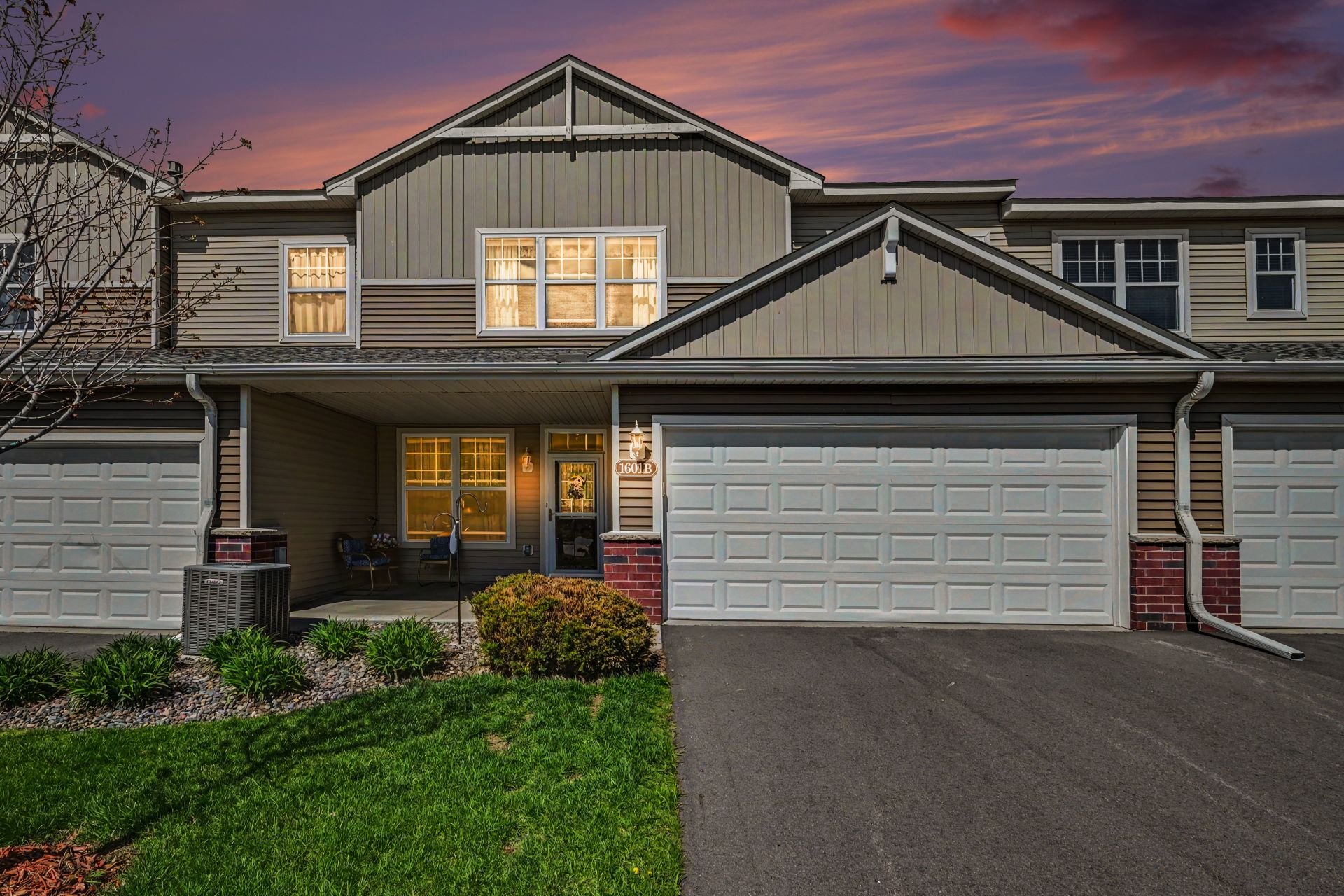 New Townhome listing in Carver, MN – 2 Bedroom/2 Bath/2 Car Garage, Fireplace!