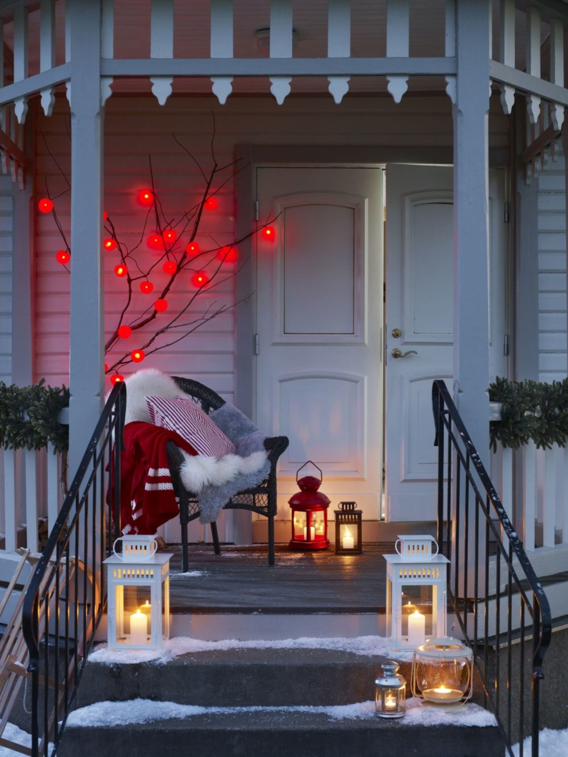 10 Outside Christmas Decorations for Your Front Porch