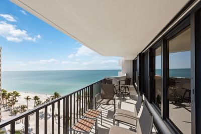 PARK SHORE &#8211; Beachfront bulding &#8211; new to market 10th floor condo