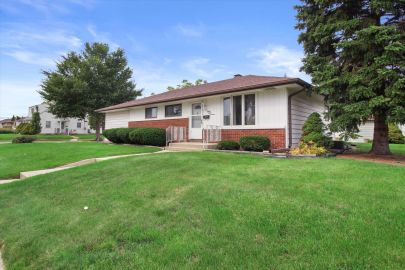 NEW LISTING in Cudahy! OPEN HOUSE, Sunday, October 1st from 11:30am &#8211; 1pm