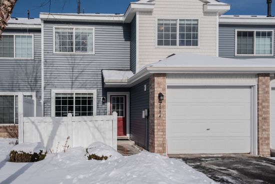 New on Market – Updated Oakdale Townhome