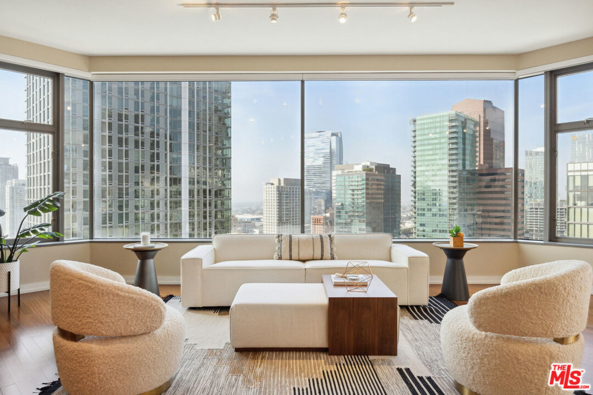 LOS ANGELES CONDOS FOR SALE - LA Lofts for Rent | DTLA Live/Work ... - Upscale La Condos With Roof Top Entertaining Spaces