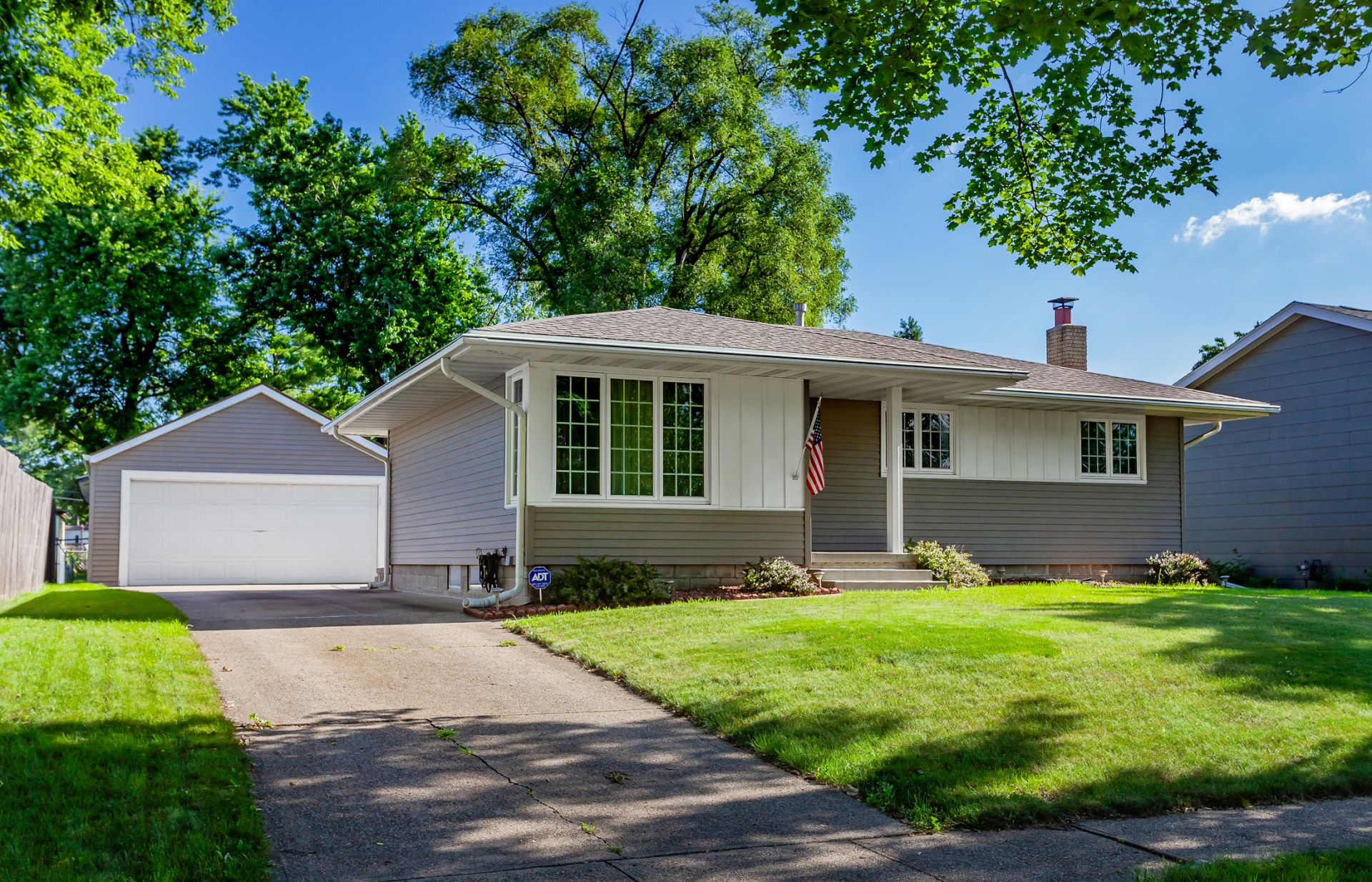 Iowa Rustic Ranch House JUST LISTED in Des Moines, IA! Immaculate three-bedroom, one-bath ranch ...