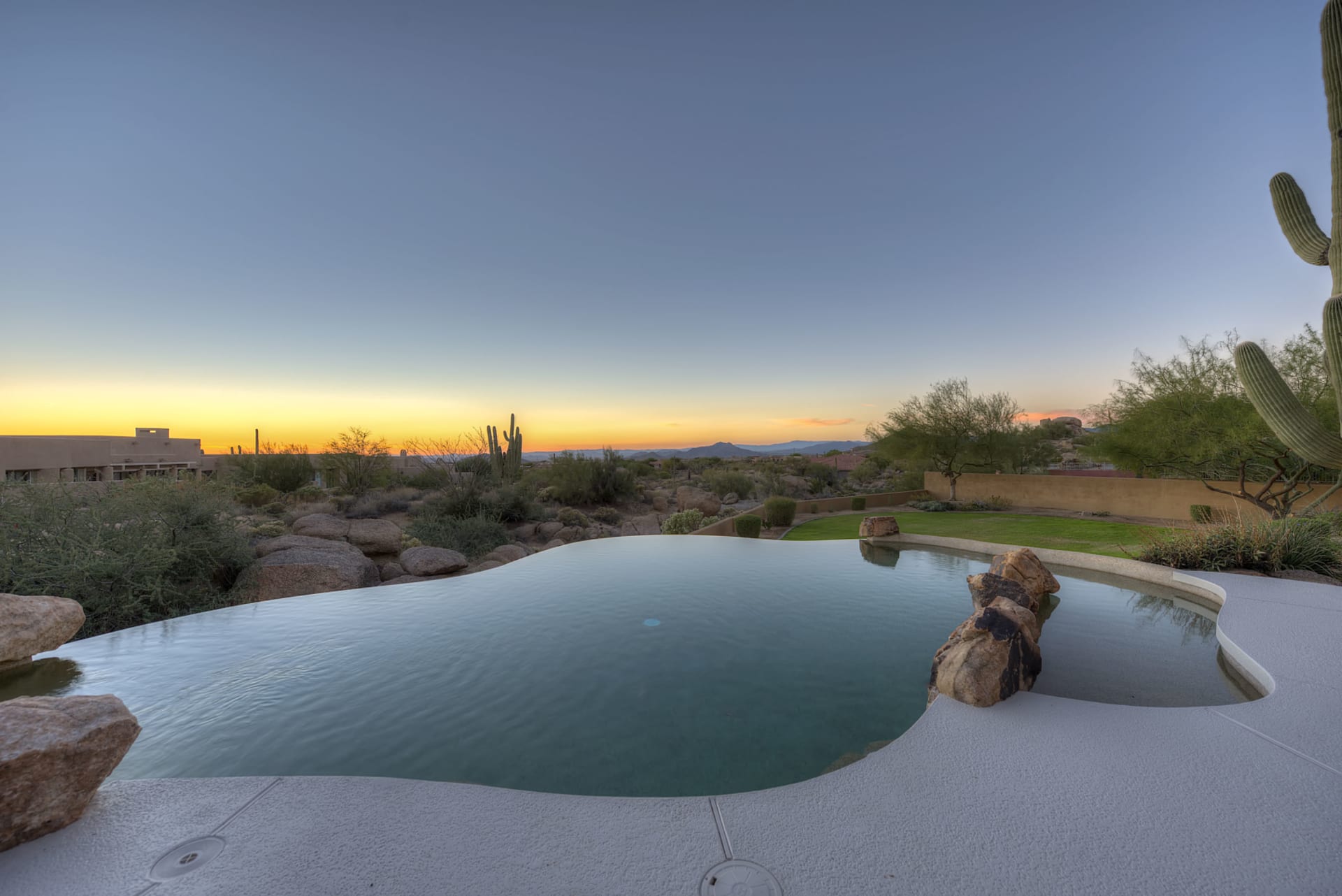 Suzi Miller Real Estate Agent/Russ Lyon Sotheby's International Realty