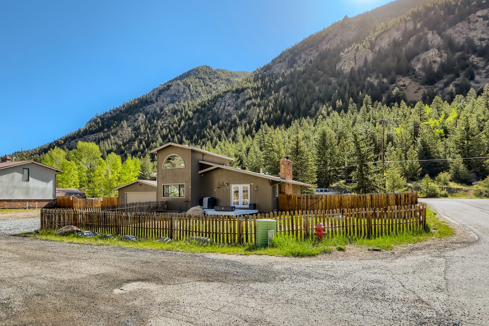 Coluxe Realty