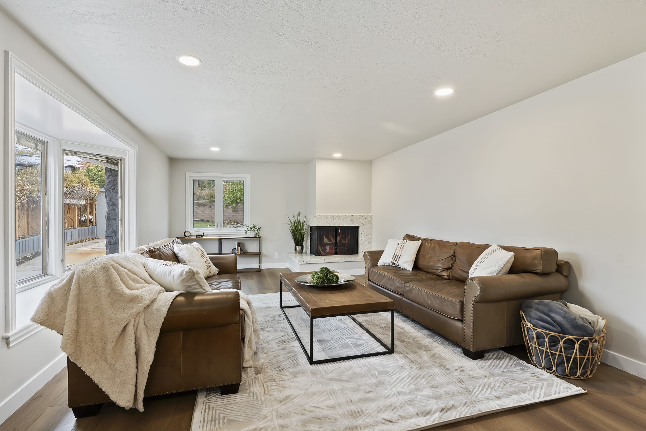 Phil Damon Real Estate inception-app-prod/M2IyNDc0ZDEtZjlkMi00MzVmLTgxY2YtNWVmNmUzYTgxODlj/content/2022/11/0466b798db71c81e91165aa1051584251d7edee8.jpg