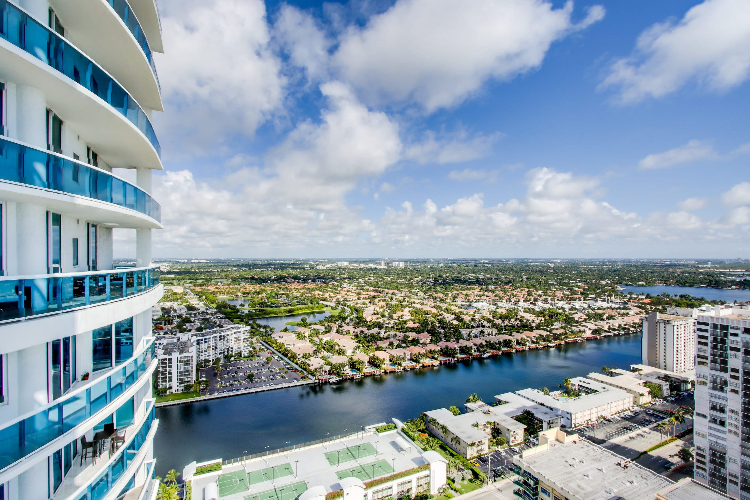 inception-app-prod/M2U1NmNmN2EtZmNiZS00MWVkLTliMmMtODZlNDYzZmI2Y2Ix/favicon/2018/05/2711 S Ocean Dr Hollywood FL-print-038-Balcony-4200x2801-300dpi.jpg