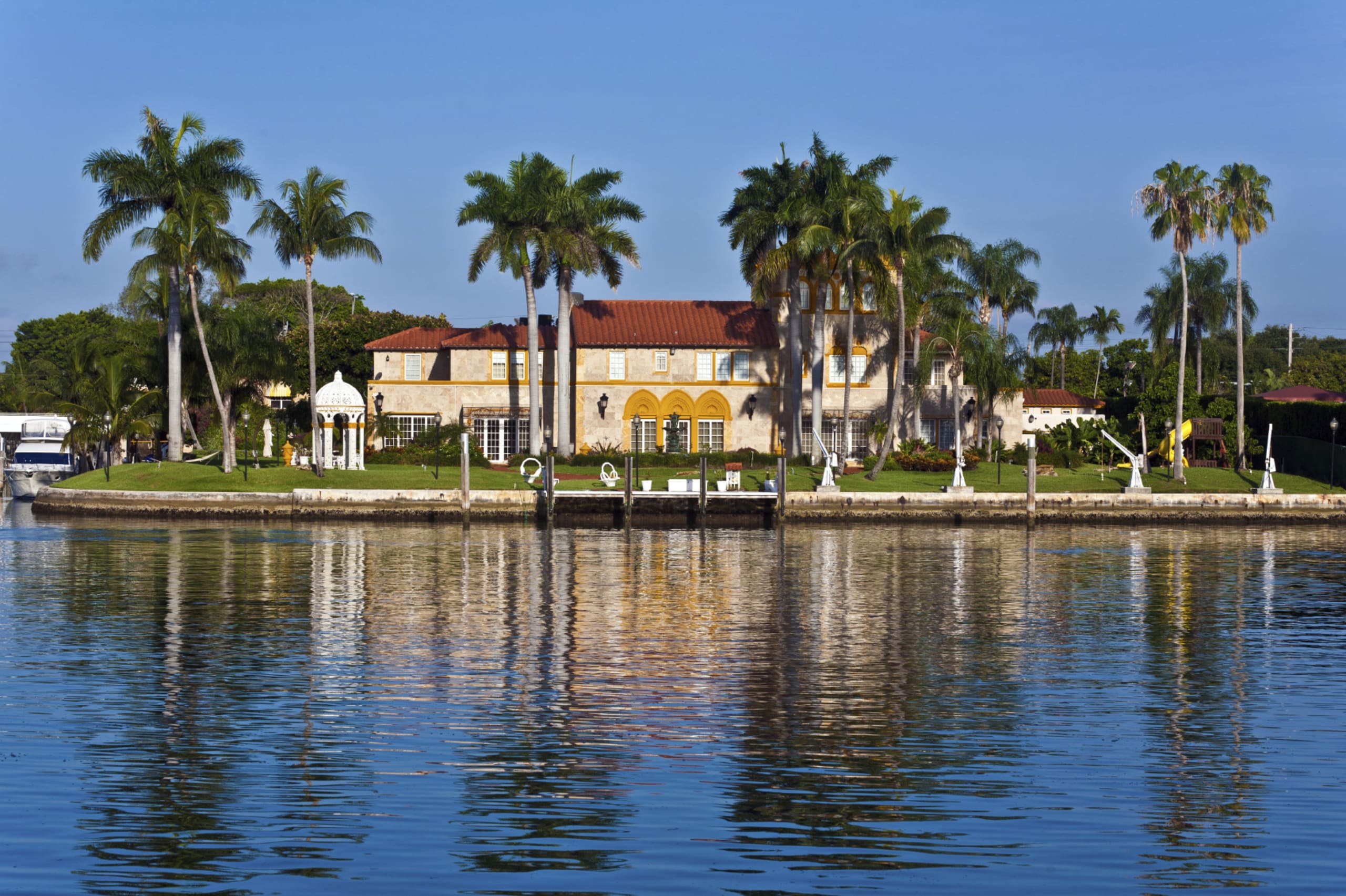 inception-app-prod/MzA4MDg4OWYtYzkzMi00MTQ3LTkwYWMtZGU0MTc0NjVkYTg5%2Ffavicon%2F2015%2F06%2FNaples waterfront mansion.jpg