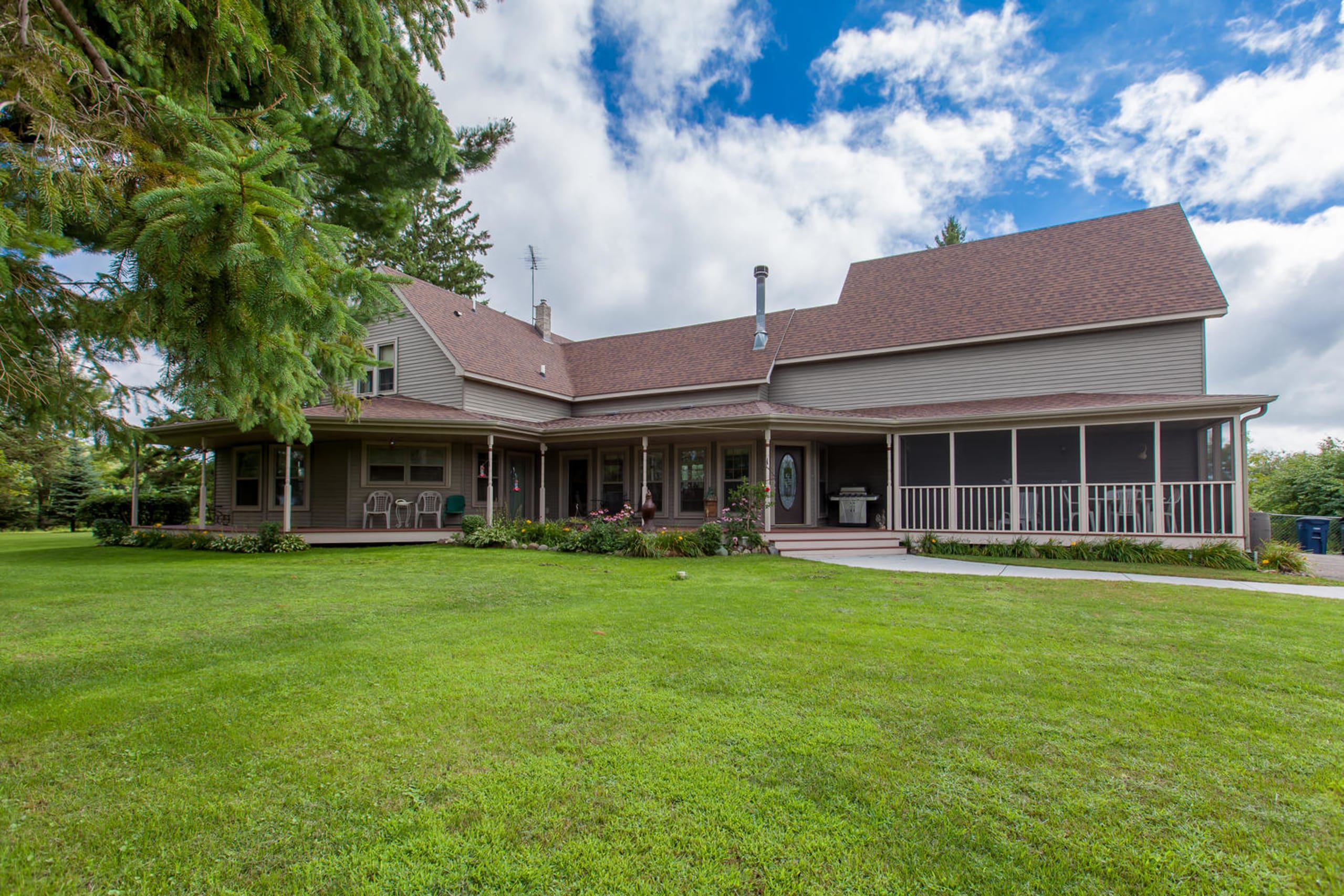 inception-app-prod/NTU1NjExYjQtYWQ5Ni00OTM0LWI3NTYtZGIxYTgxNDU0ZTM3/favicon/2016/09/12105 347th St Lindstrom MN-large-003-13-Exterior-1500x1000-72dpi.jpg