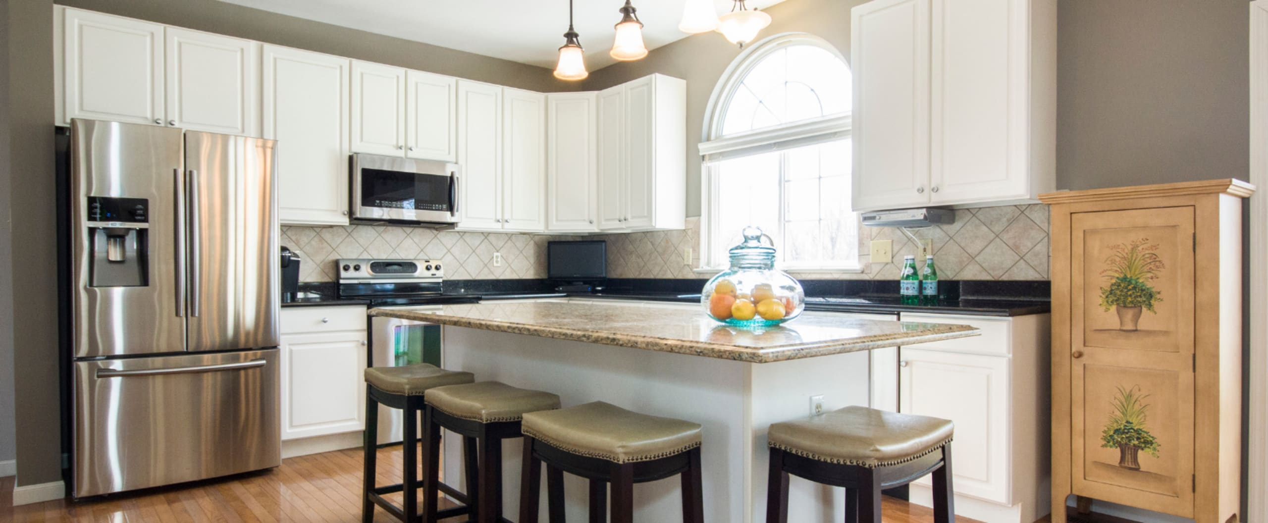 inception-app-prod/NzhmZWVhYTAtMTgzZS00NzRmLTlhMWQtMTBjYWM5YzZlNDBm/favicon/2019/02/web banner - holly %284%29.png