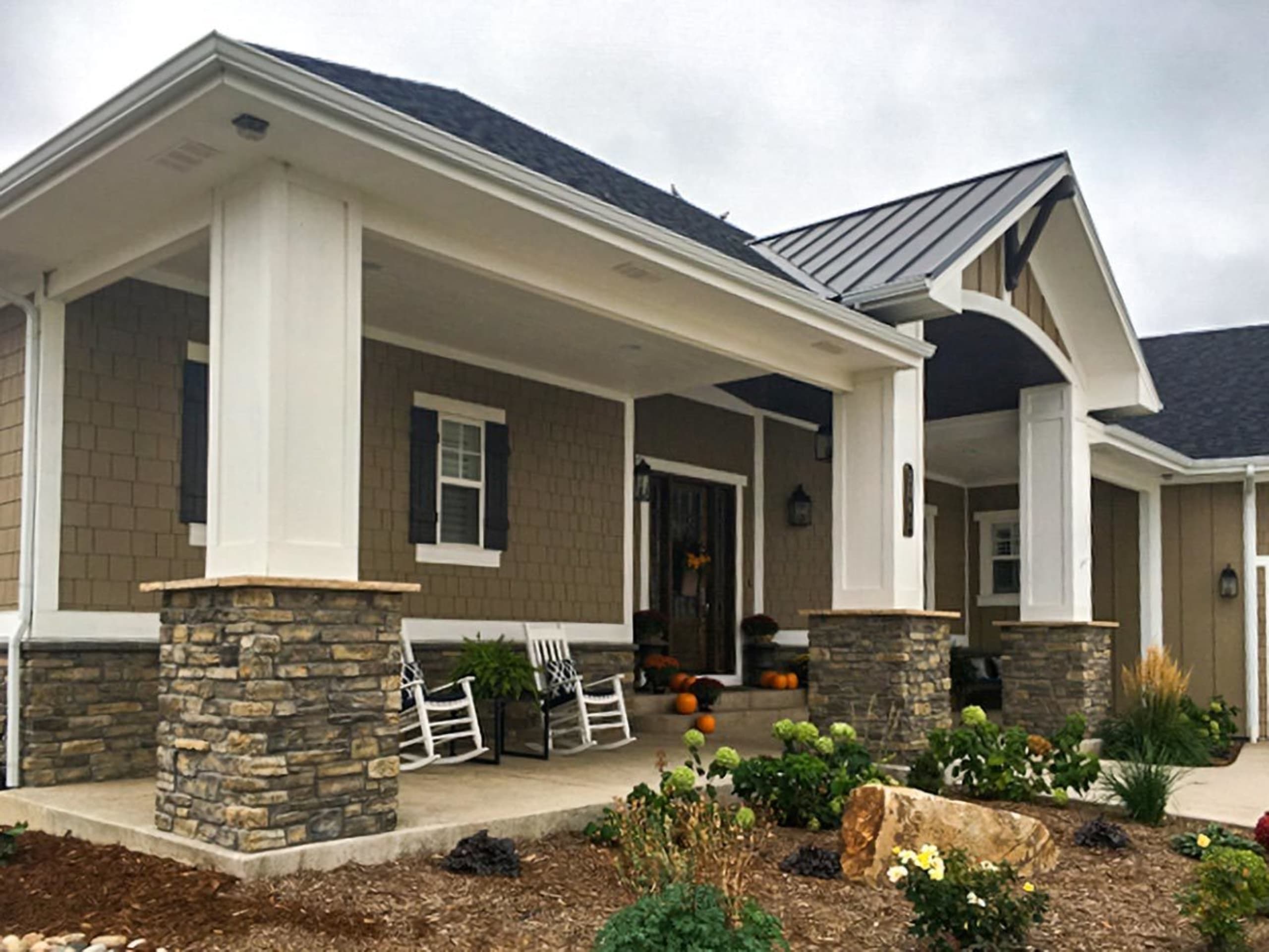 The MT and Thomas Team inception-app-prod/ZGJhZjE0NWUtNDNjZC00MzJmLTg5MzYtYWJhMjU5NmZmMjE1/content/2019/02/9 Front Porch View.jpg