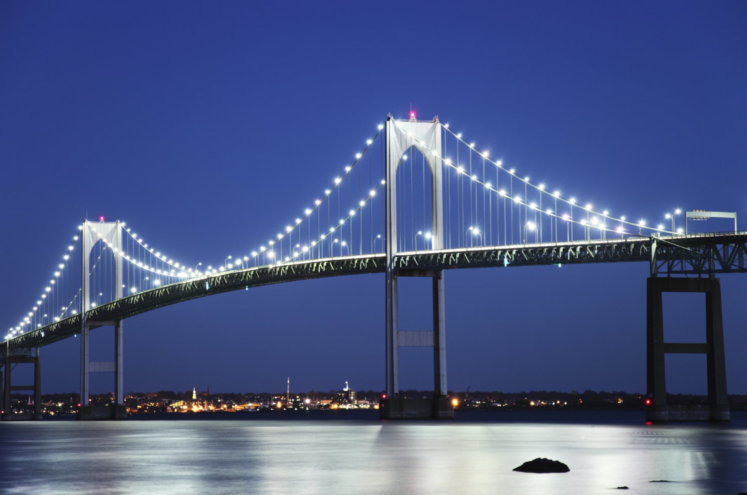 inception-app-prod/ZGJhZjE0NWUtNDNjZC00MzJmLTg5MzYtYWJhMjU5NmZmMjE1/favicon/2018/09/Newport Bridge at night-2.jpg