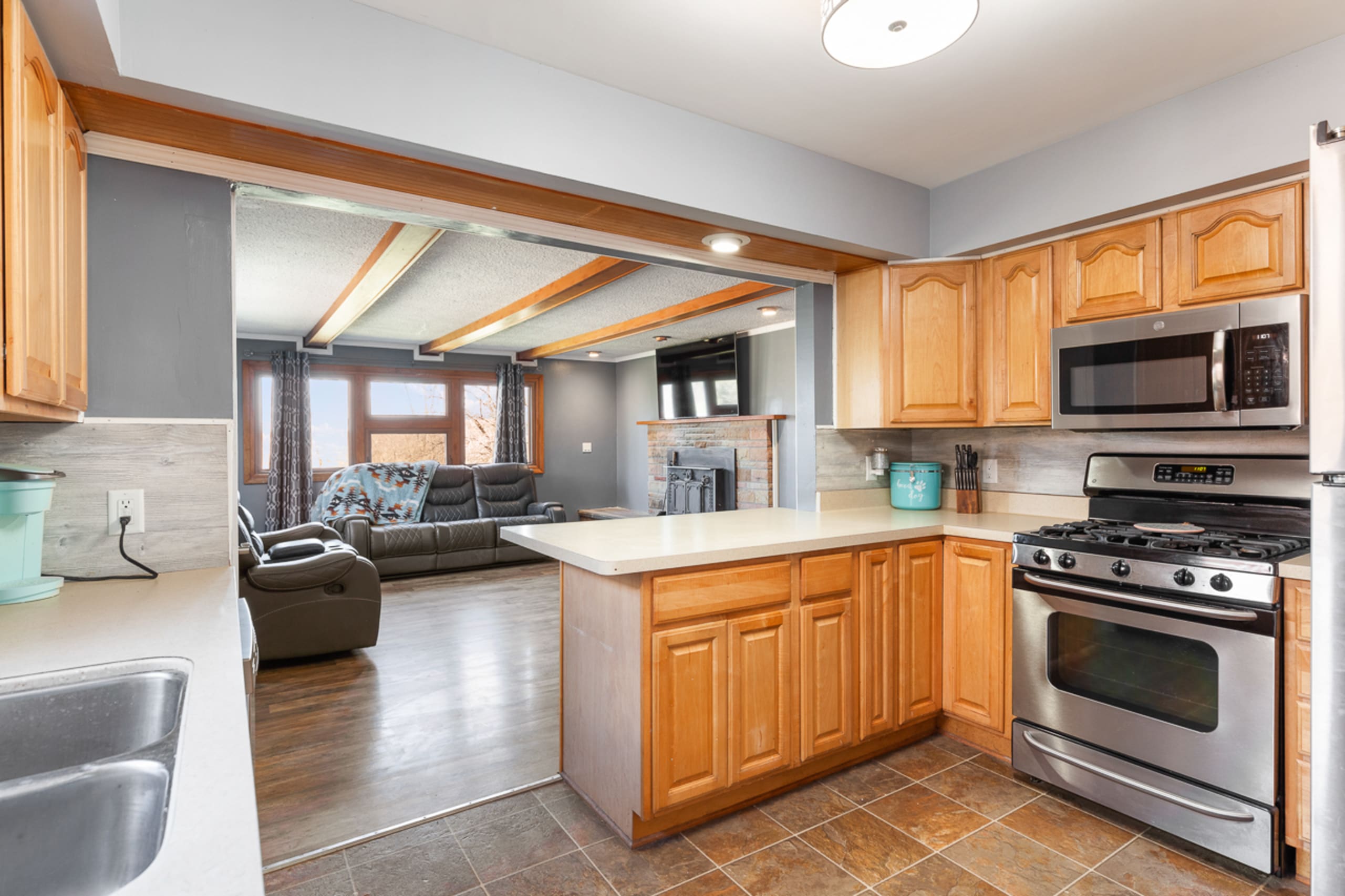 Front Street Realty inception-app-prod/ZGYzMDE4YzctYjc0Yy00YzAzLTkyOTQtNzliMDI2YzljMmNi/content/2022/05/7bea147aea27b6ceaee30cb9b9896830e1890e83.jpg