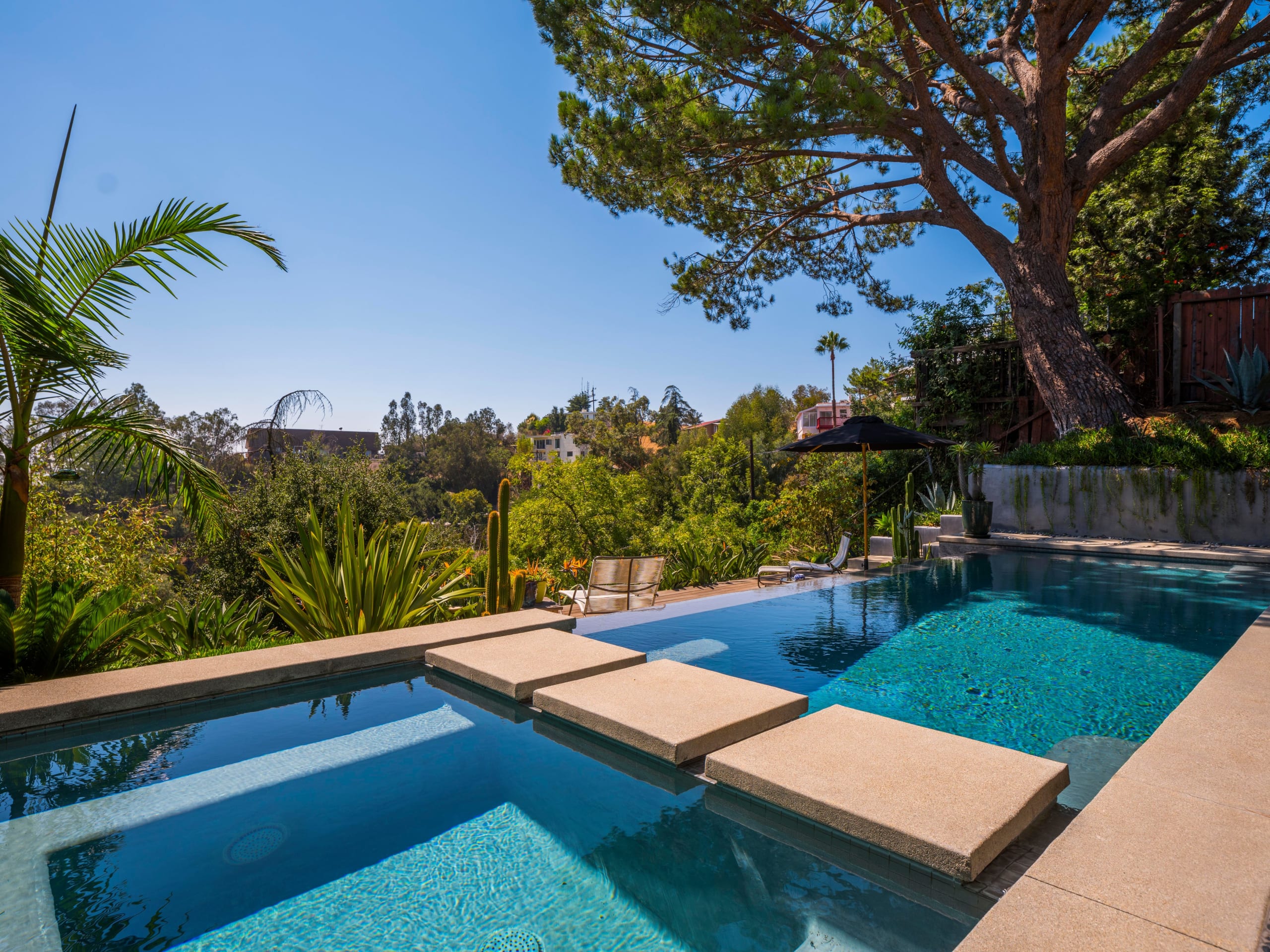 inception-app-prod/ZThmZjk1YjUtYWQ5Yi00ZTY0LWE5NTEtZDMxZGVkN2QzNTU1/favicon/2017/09/2102 Ridgemont Dr Los Angeles-print-022-21-Back Yard-4200x3151-300dpi.jpg