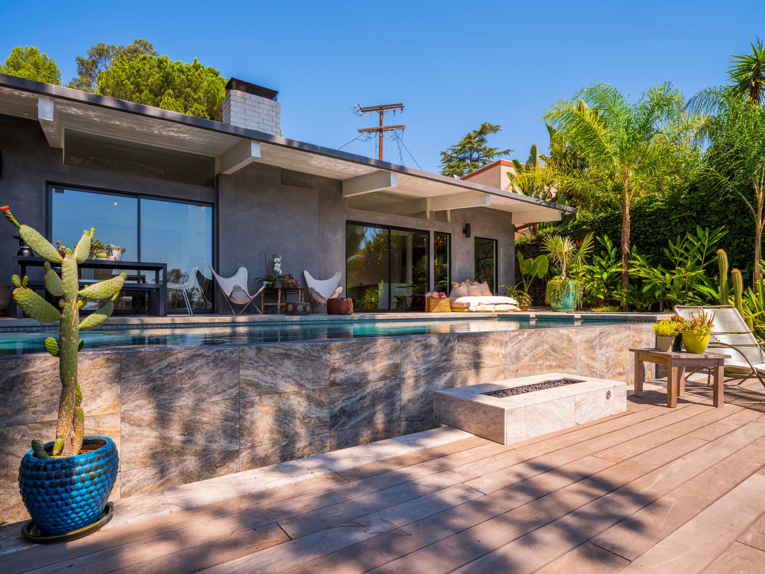 inception-app-prod/ZThmZjk1YjUtYWQ5Yi00ZTY0LWE5NTEtZDMxZGVkN2QzNTU1/favicon/2017/09/2102 Ridgemont Dr Los Angeles-print-023-11-Back Yard-4200x3151-300dpi.jpg