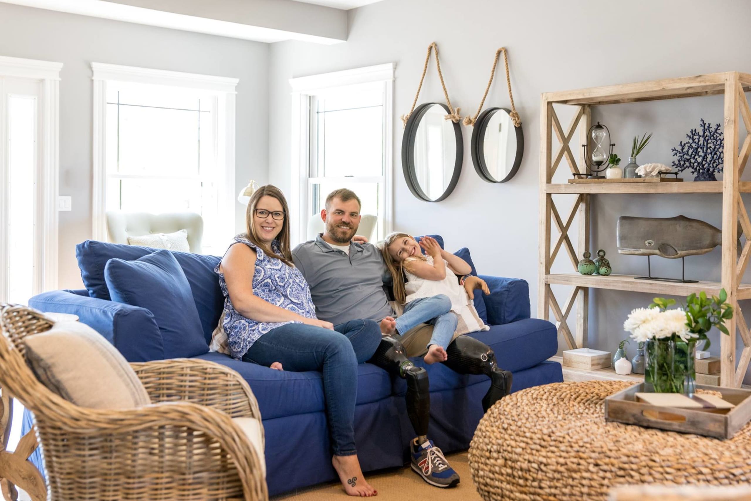 inception-app-prod/ZWFmYmQ0MmEtMDhkOC00NGUxLWJkYzUtNzUxZjAwMmZlMzc1/favicon/2018/06/family on a coach veteran has two fake legs.jpg