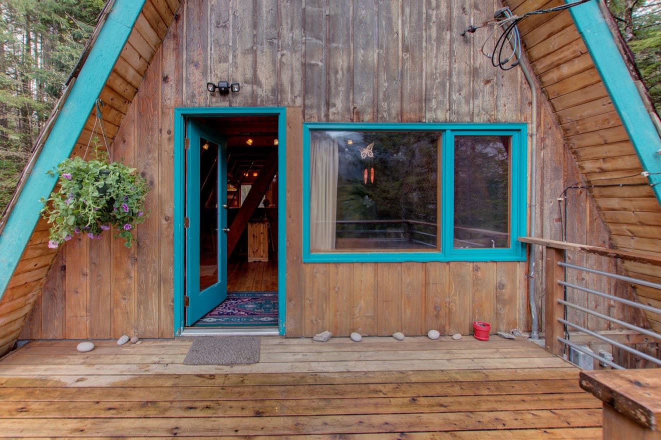 What's the value of my home? inception-app-prod/YmEwNDkzNzEtZTA4Yy00OWMyLTk0OWEtMTFhNGY0MGRkNTFl/content/2021/06/2021-06-02T14-39erickaleeerickasellsalaska.compics-5255NDouglasHwypic2%282%29.jpg