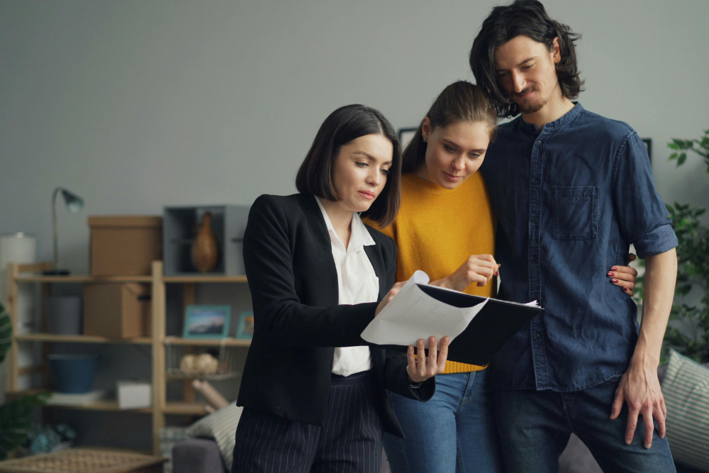realtor educating sellers about inventory patterns