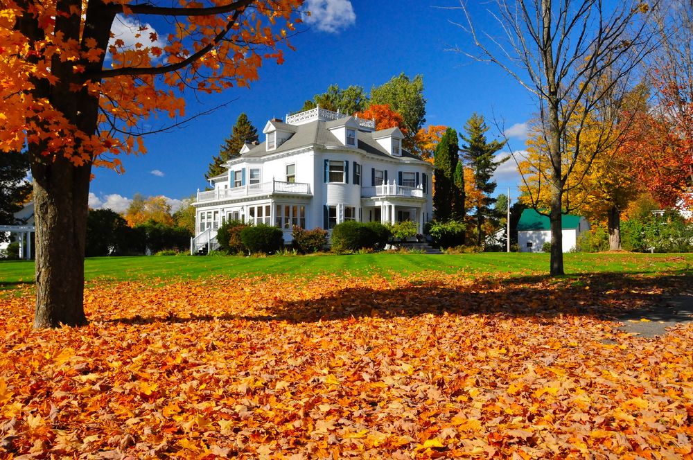 home-in-Vermont-during-autumn home in Vermont during autumn