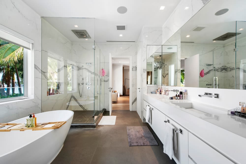 bathroom-with-modern-amenities bathroom with modern amenities