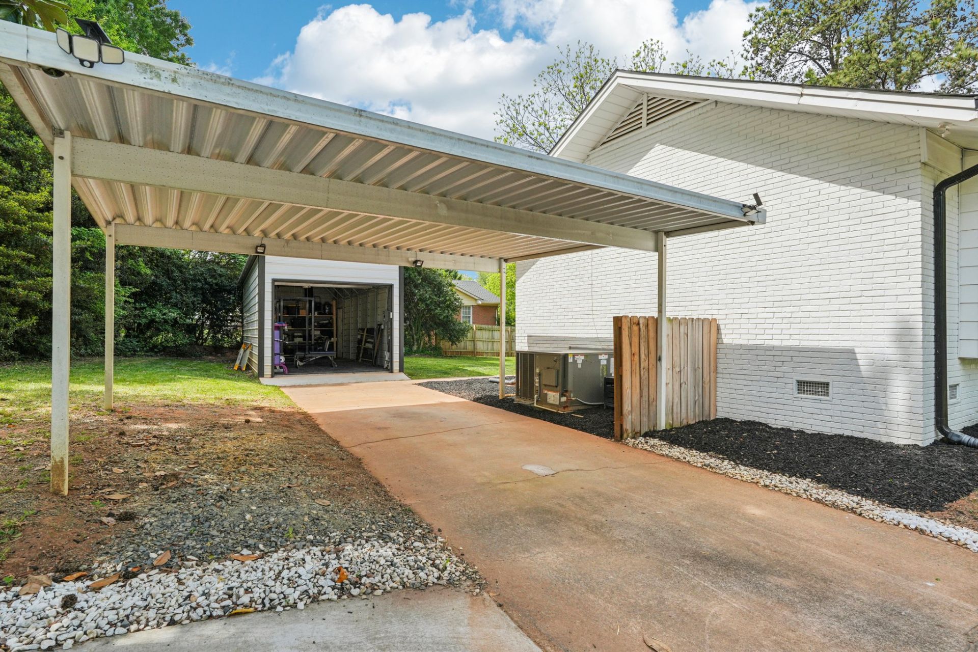 Detached garage with workshop potential in Windsor Park Charlotte