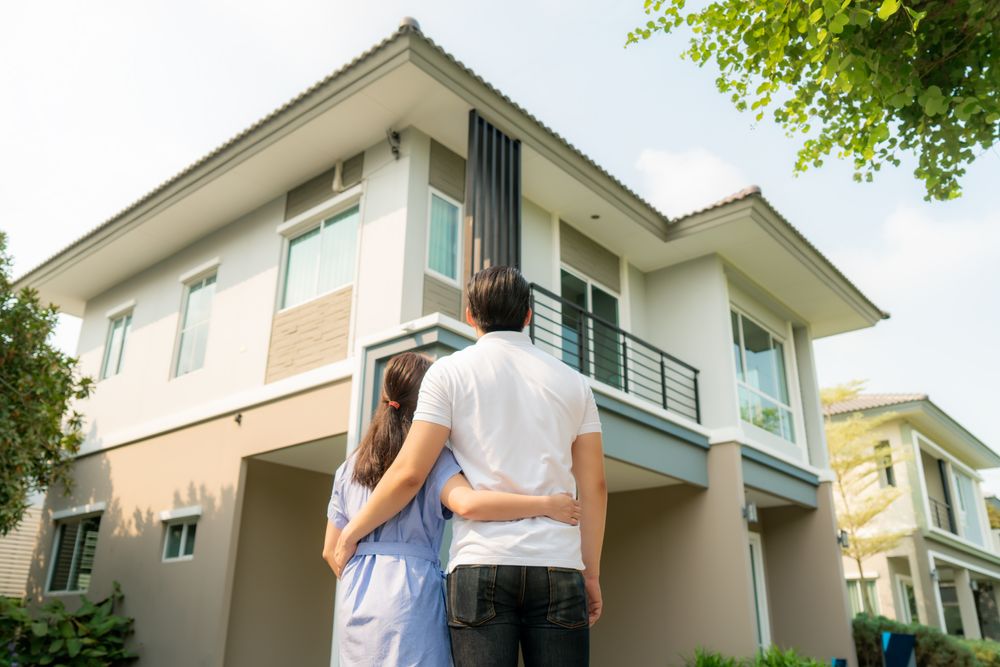 couple-looking-at-house-for-sale couple looking at house for sale