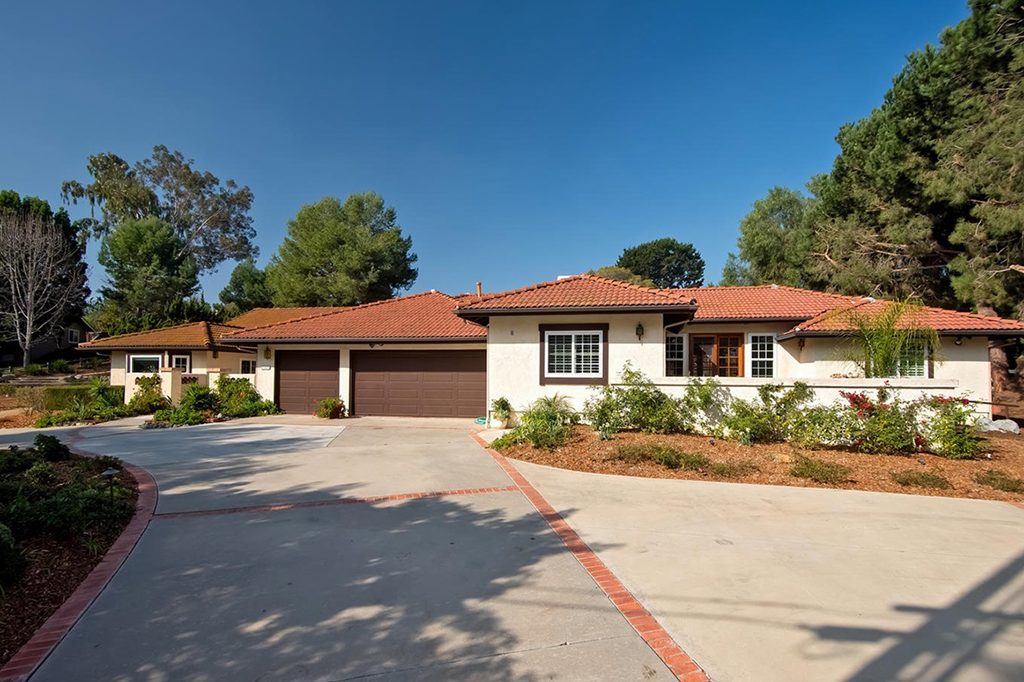 648 Lucylle Ln