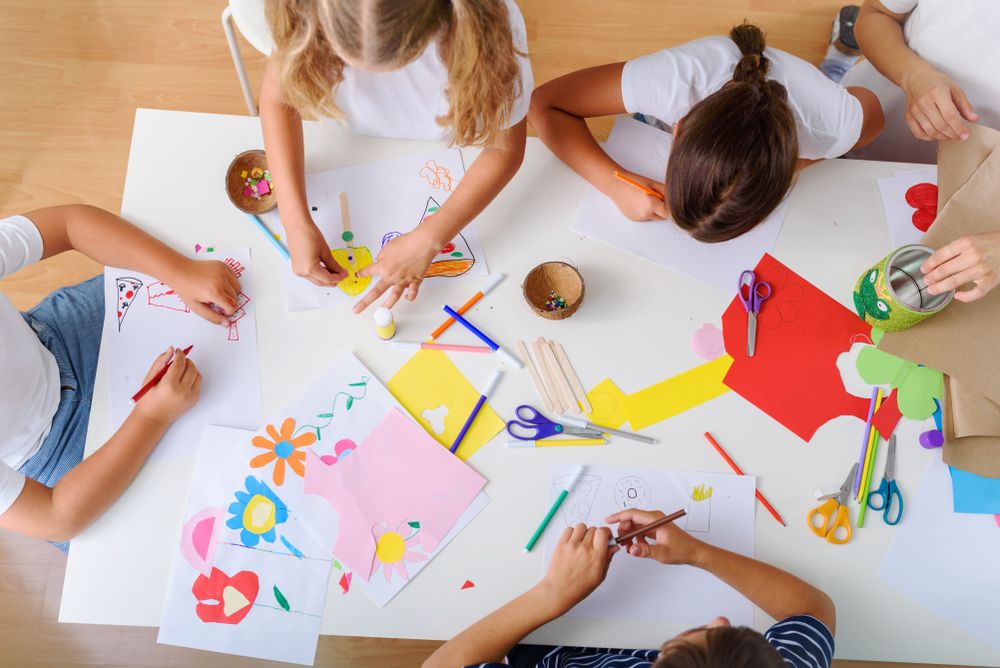 Kids-drawing-in-art-class Kids drawing in art class