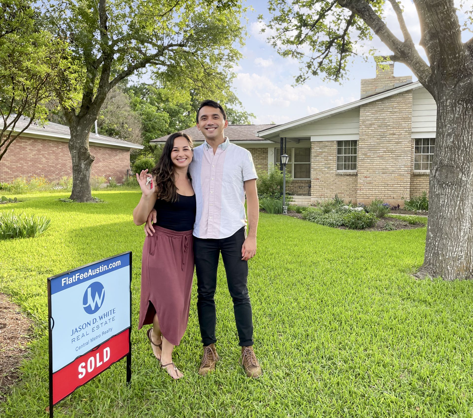Image of happy new homeowners in Austin after saving with a flat fee buyer representation service