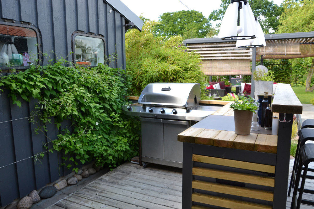 outdoor-kitchen-with-seating outdoor kitchen with seating