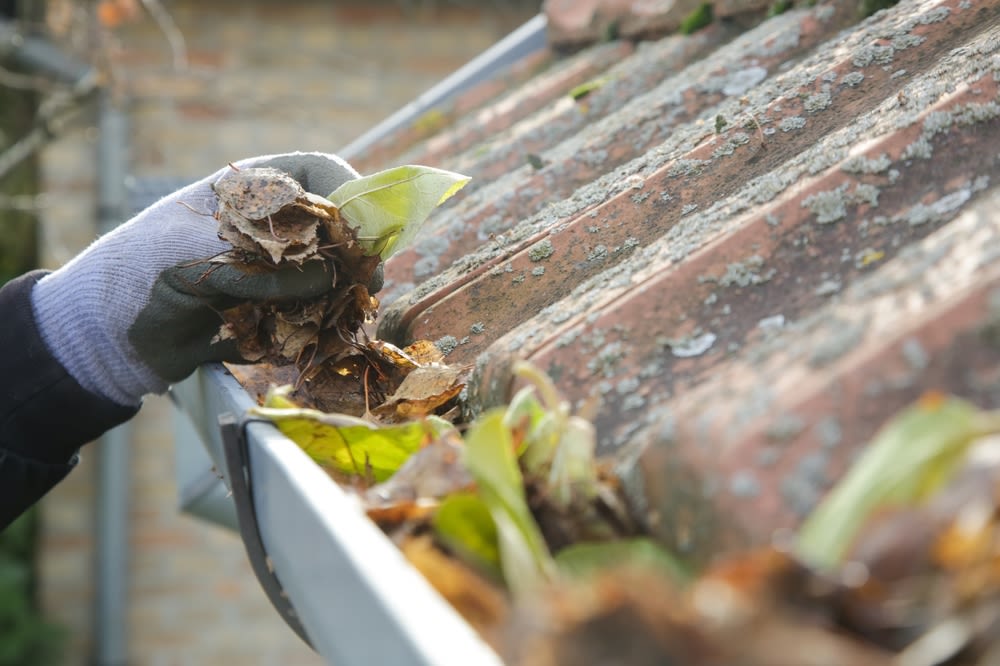 cleaning-the-gutter cleaning the gutter