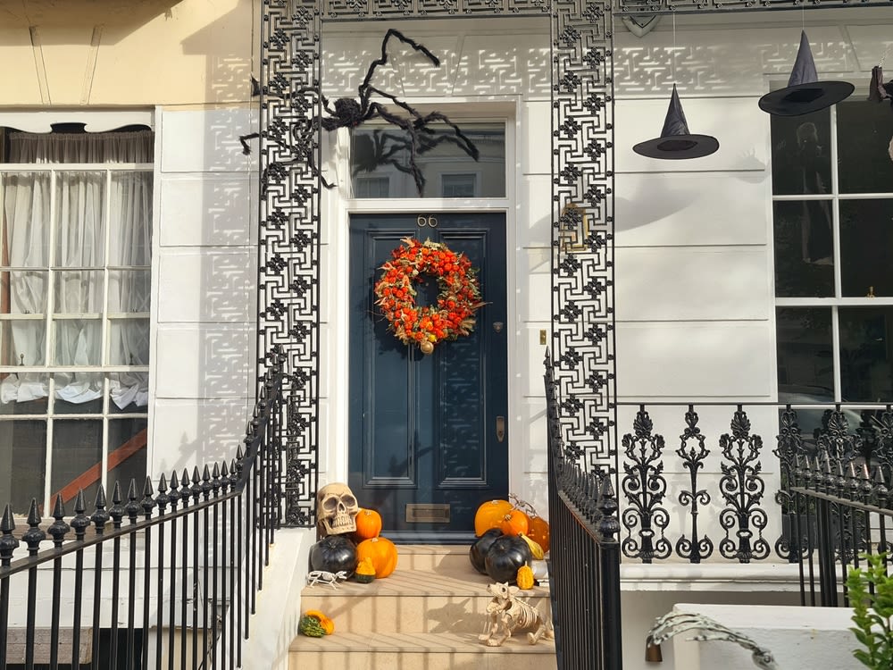 Halloween-decorations-placed-on-the-front-door Halloween decorations placed on the front door