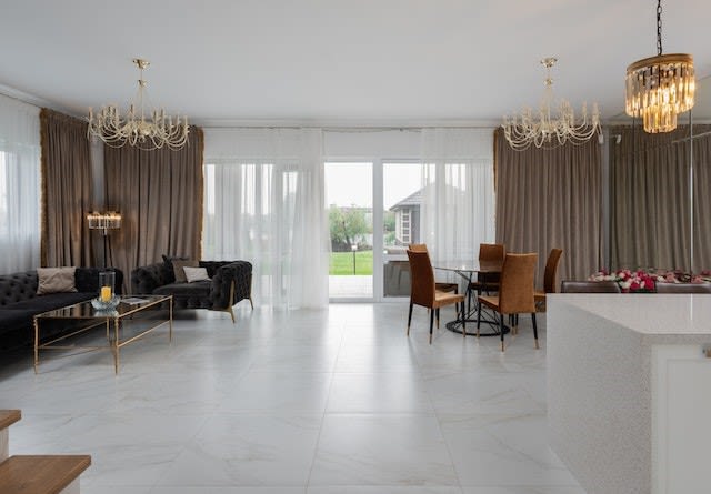 If you declutter before selling, your home will look bigger A spacious interior of a modern home