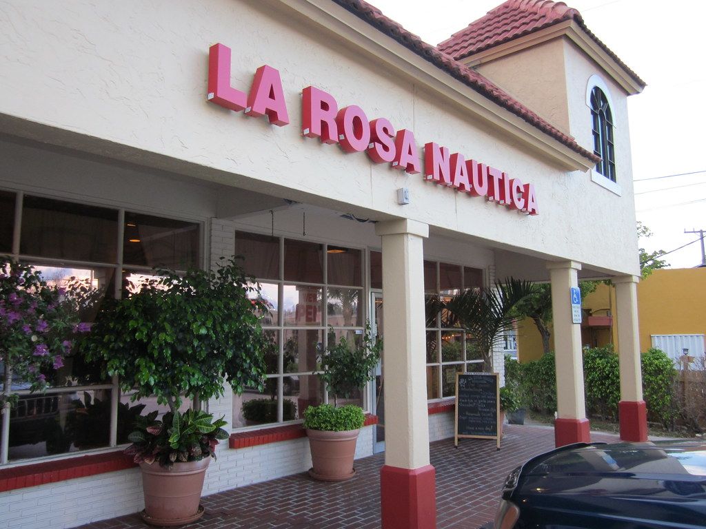 Elegant Boca Raton residential streetscape