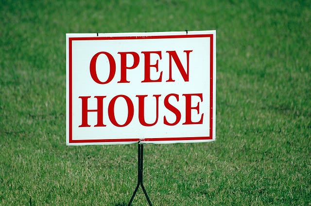 Open House sign on open green lawn