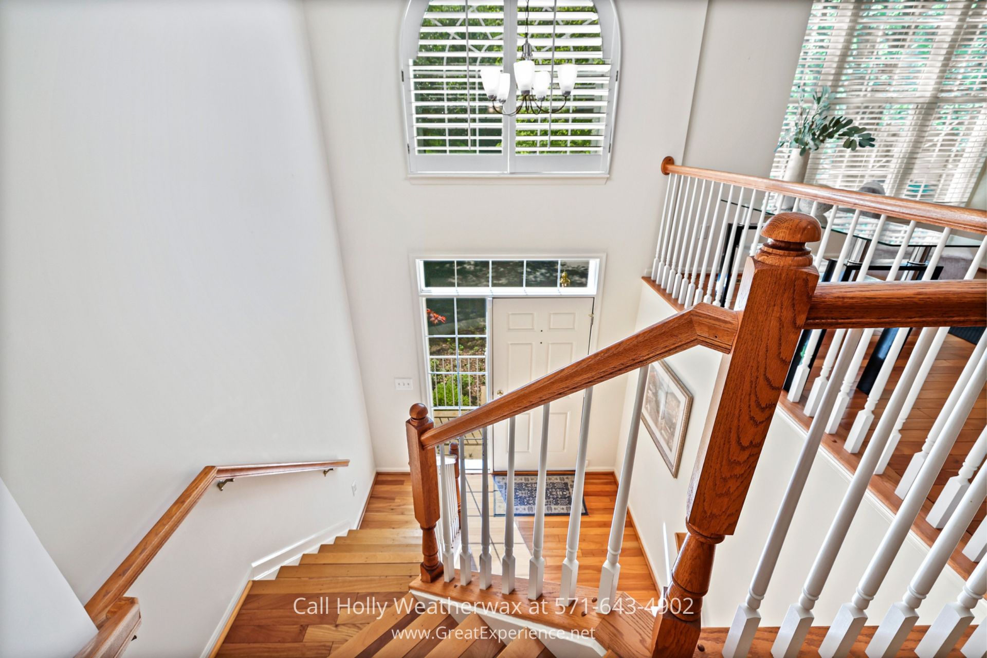Reston VA Home - This Reston VA townhome features a majestic hardwood flooring in a sophisticated foyer with Palladian windows.