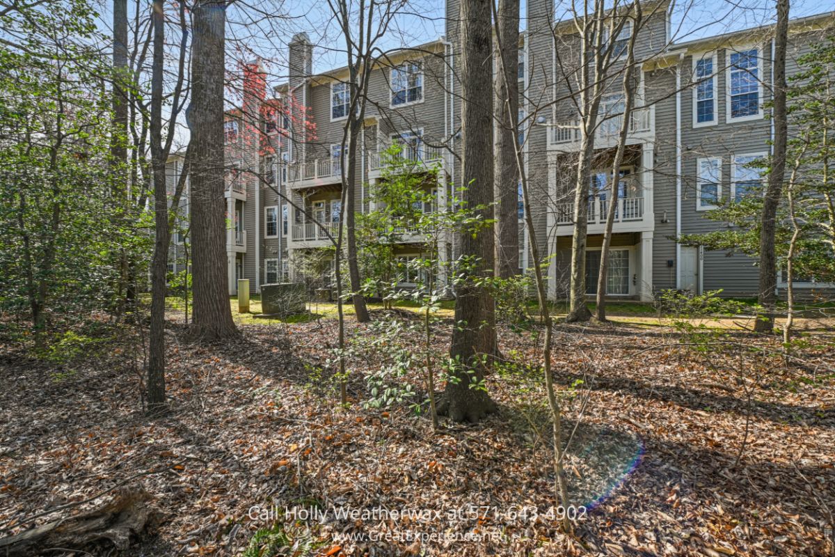 Reston VA Condo for Sale - A move-in-ready Reston VA condo in a fantastic location Enjoy the outdoor amenities when you move into this upper-level condo in North Reston